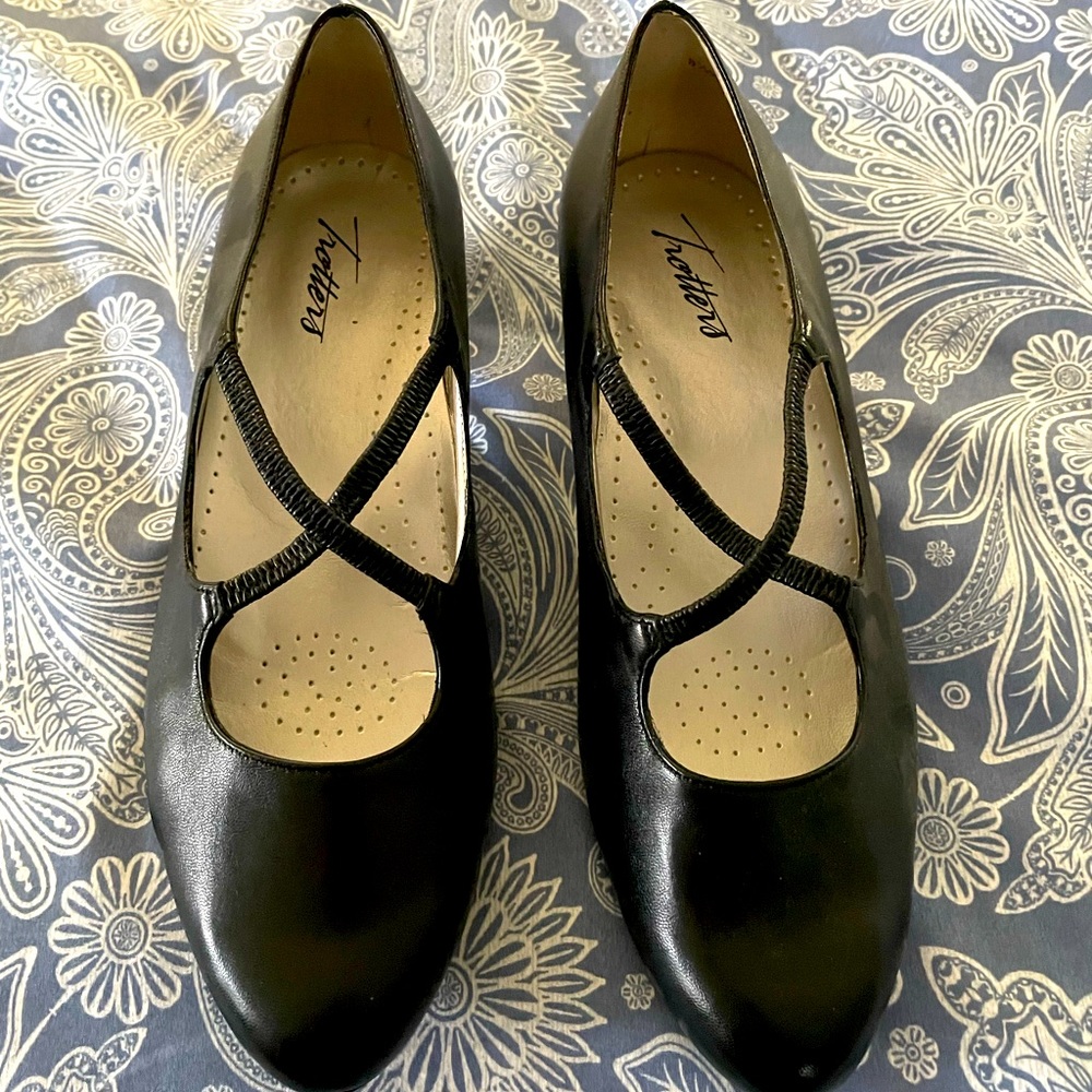 Black Trotters Dress shoes, size 8.5 wide.